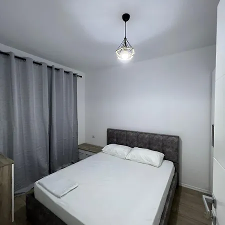Bratti's Luna Apartment